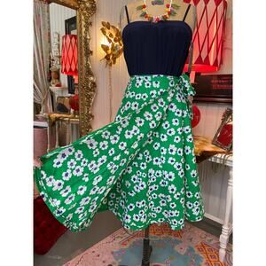 vintage 1970s wrap skirt daisy print green cotton mod 70s fashion med floral